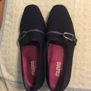 Wonderful low heel Munro shoes WW
